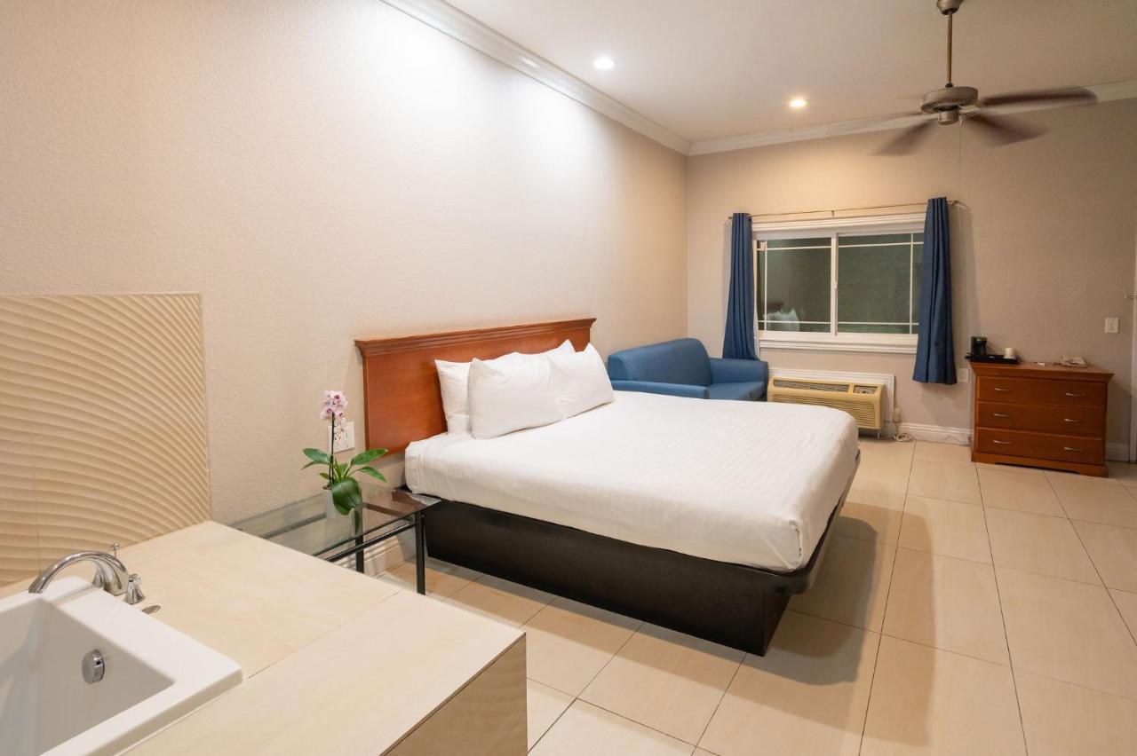 Ramada By Wyndham Redondo 2*