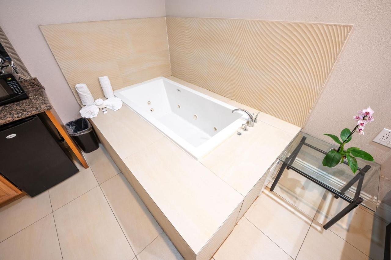 Hotel Ramada By Wyndham Redondo 2*