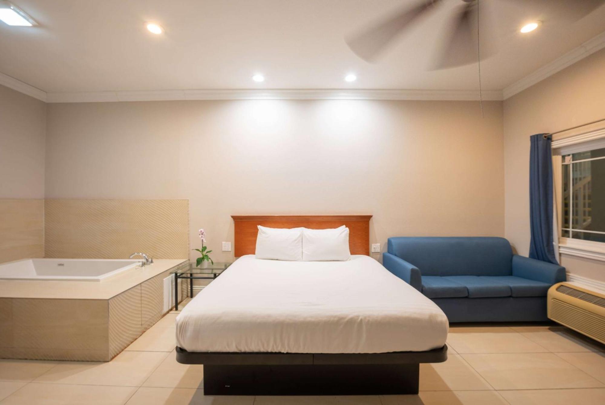 Ramada By Wyndham Redondo 2*