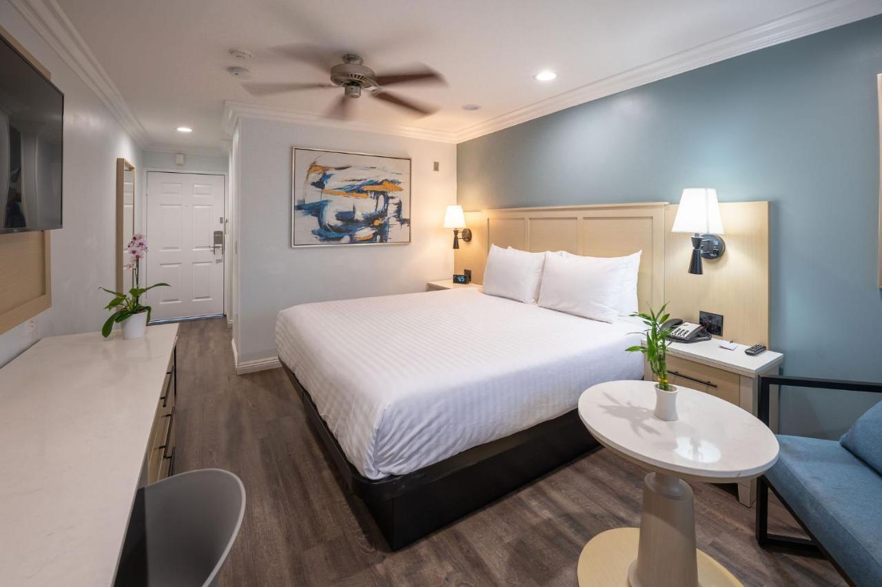 Hotel Ramada By Wyndham Redondo 2*