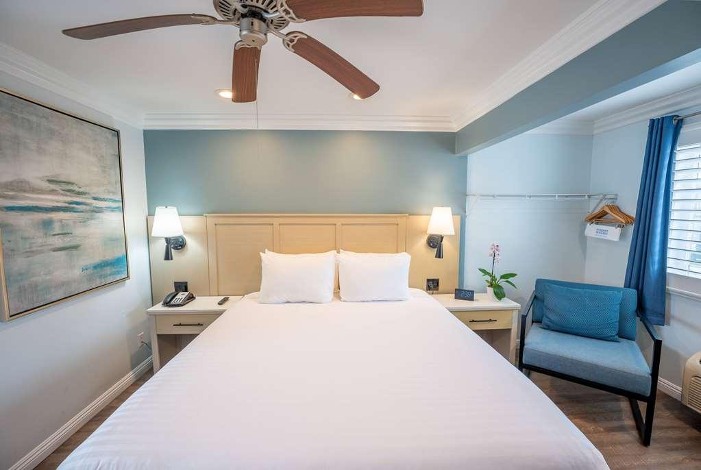 Hotel Ramada By Wyndham Redondo 2*